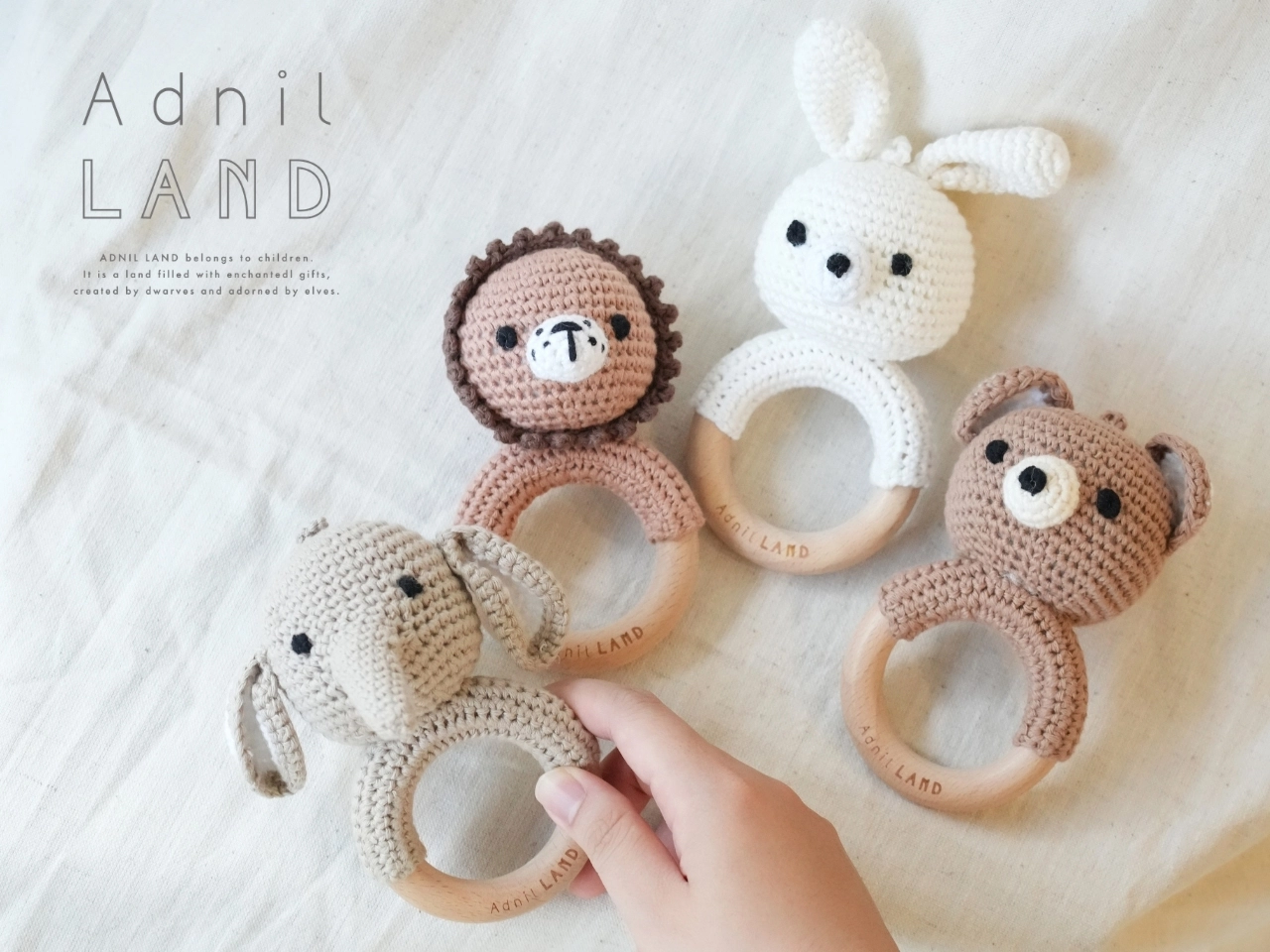 沛沛屋引進的日本母嬰選物 Adnil LAND 品牌商品，左圖為木製積木小火車玩具，右圖為大象、獅子、兔子、熊熊的針織手搖鈴